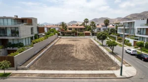 terreno limpio tras demolición Perú construcción