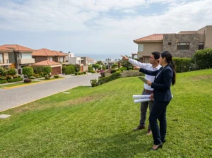 arquitectos revisando lote Perú